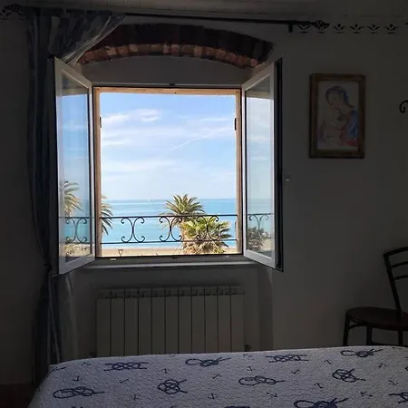 アパート A Window To The Sea